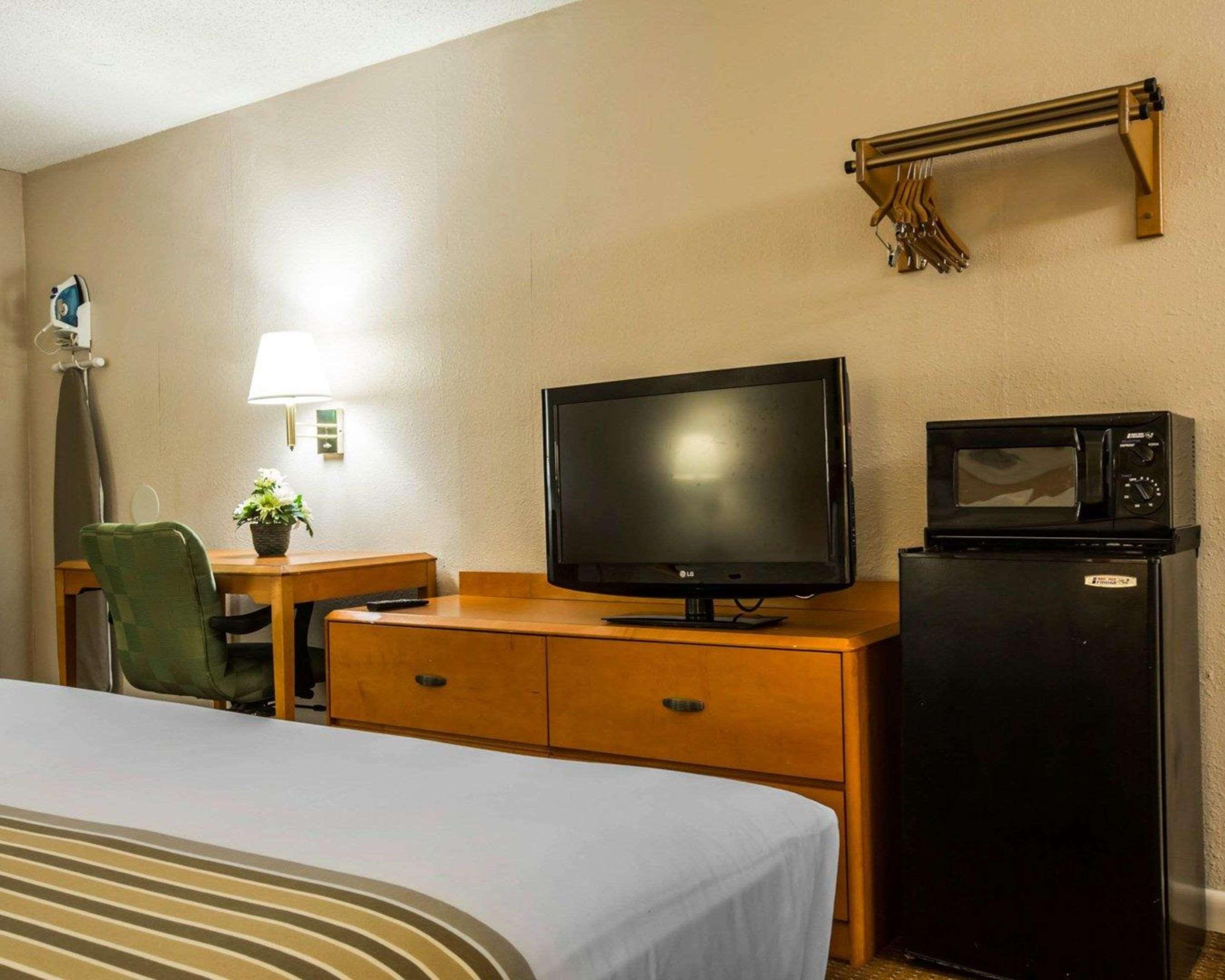 Econo Lodge Inn & Suites At Fort Moore Columbus Exterior photo